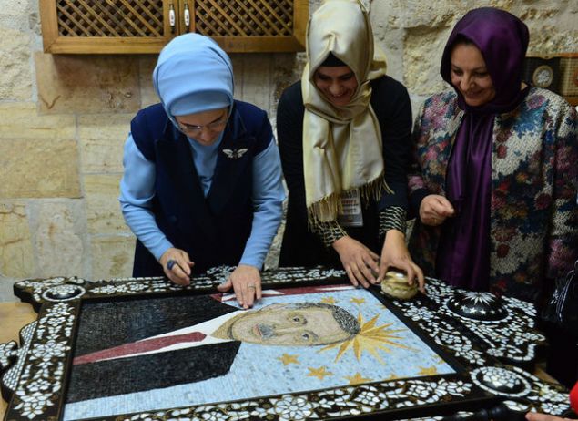 Eserin tamamlanmasnn ardndan zlgt eken kadnlar, katklarndan dolay teekkr ettikleri Emine Erdoan'a portreyi hediye etti. 