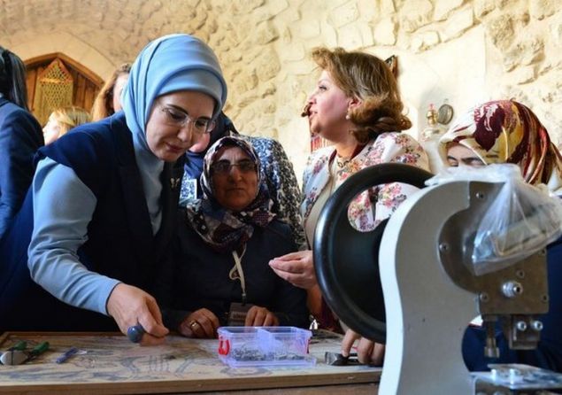 Sanatn nemine iaret eden Emine Erdoan, 'Sanat, sadece estetiin konusu deildir. Sanat ayn zamanda ruhu ycelten bir eitim srecidir. nsann elini, akln, kalbini birlikte altrr, sabr retir. bn-i Sina'nn 'bilim ve sanat takdir edilmedii yerden g eder' sz nemlidir. Bu amaca hizmet eden anlurfa Bykehir Belediyemizi tebrik ediyorum.' diye konutu. 