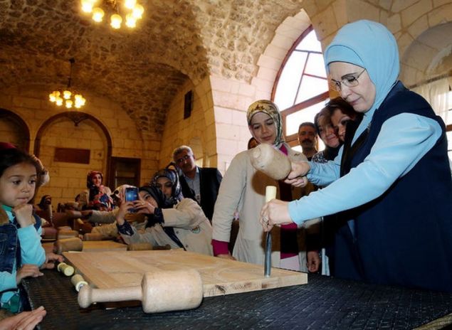 umhurbakan Recep Tayyip Erdoan'n anlurfa temaslar kapsamnda kente gelen ei Emine Erdoan, merkez Eyybiye ilesinde bykehir belediyesi tarafndan yapm tamamlanan sanat soka ve 5 atlyenin aln yapt. 