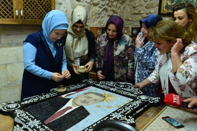 anlurfa'nn Halfeti ilesinde mozaik kursuna katlan kadnlarn eserlerini inceleyen Emine Erdoan, burada Cumhurbakan Recep Tayyip Erdoan'a renkli ve milimetrik 5 bin mermer ta bir araya getirilerek oluturulan mozaik portresindeki tabloya son 3 ta yerletirdi. 