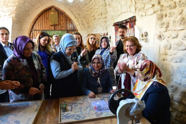 Trende ksa bir konuma yapan Erdoan, sanat sokann, el emei, gz nuru sanat eserlerinin sonraki nesillere aktarmnda nemli bir kpr vazifesi stlendiini syledi. 