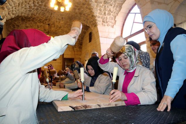 Daha sonra sokakta sergilenen eserleri inceleyen Erdoan, atlyelerde el sanatlaryla uraan kadnlarla sohbet ederek eserlerine ilikin bilgi ald. 