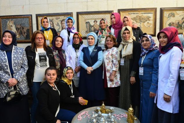 Erdoan, bir atlyede ise ahap oymacl yapan kadnlardan ald tarif zerine tahtaya motif izdi. 