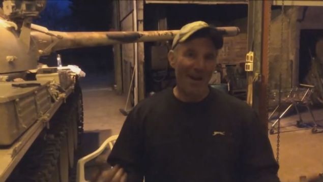 Krfez Sava'nda kullanlan in yapm tankn yakt deposunda bulunan altnlar Nick'i sevince bodu.    