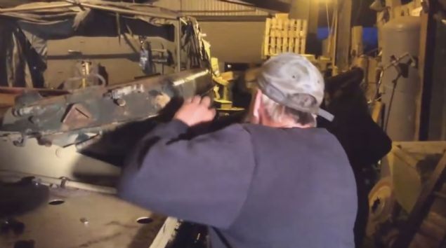 T-54 tipi in yapm bu tank restore etmek isteyen Nick, yakt deposunda grdkleri karsnda akna dnd.    