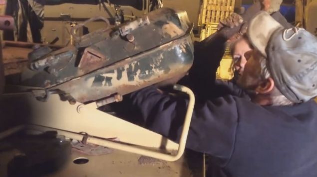 Altnlar yakt deposuna Krfez sava srasnda Irakl askerlerin koyduu tahmin ediliyor.    