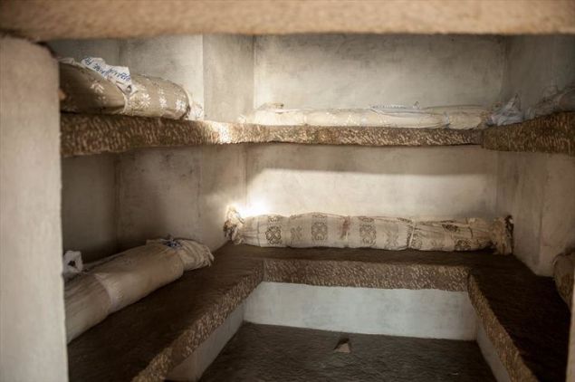 Yeni kefen giydirilen cenazeler, kurumas� i�in bekletildikten sonra 7 kere mezar�n�n etraf�nda d�nd�r�lerek danslar e�li�inde mezarlar�na geri b�rak�l�yor.     