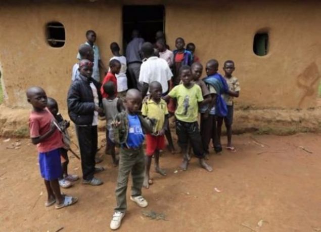 Kenya'da �ocuklar�n s�nneti i�in ger�ekle�tiren gelenek �a��rt�yor.     