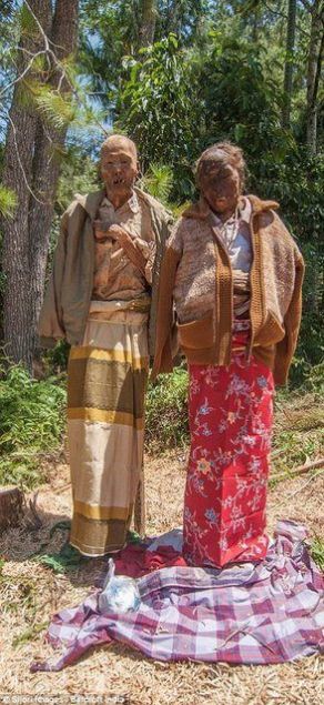 Aile �yeleri, �lm�� akrabalar�n�n mezarlar�n� tek tek a��p cesetleri d��ar� ��kar�yorlar.     