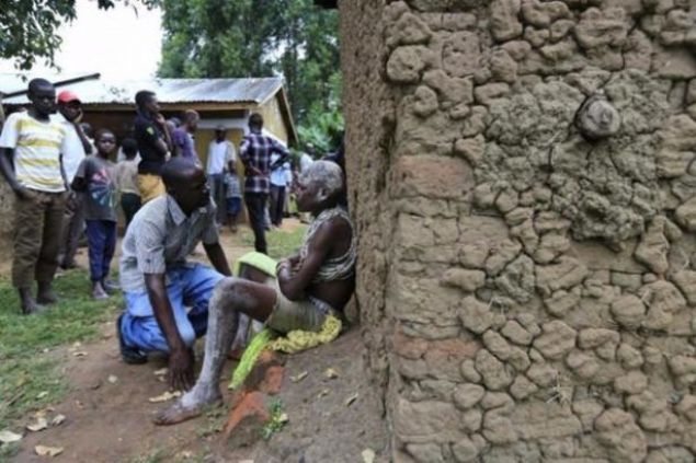   16 ya��ndan k���k b�t�n erkekler s�nnetten hemen �nce buz gibi so�uk nehre girmektedir. Merasimde yap�lan b�t�n s�nnetlerde uyu�turma bab�nda herhangi i�ne veya alkol kullan�lmamaktad�r.     