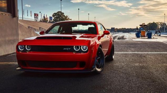 Challenger SRT Demon, 400 metrelik mesafeyi 9,65 saniye s�reyle ve 225 km/s h�zla ge�ebiliyor.     