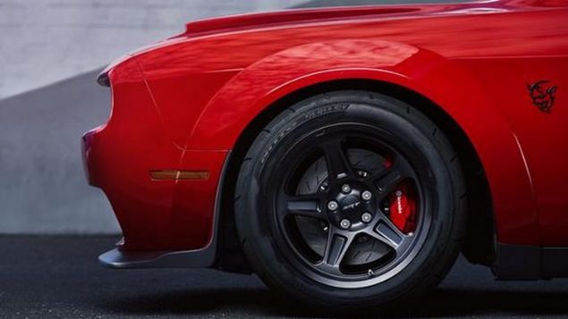 Demon, Guinness Rekorlar kitab�na da kalk��ta �n tekerleklerini 89 santimetre kald�rarak girmeyi ba�arm��.     