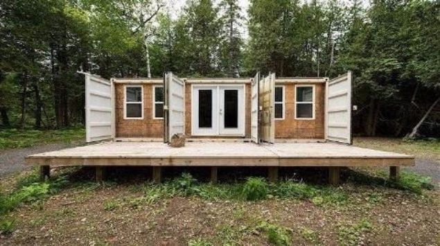 Teksas, Austin'de ya�ayan bir ki�i de nakliyede kullan�lan y�k konteynerlerinden birini ald� ve muhte�em bir prefabrik eve d�n��t�rd�.     