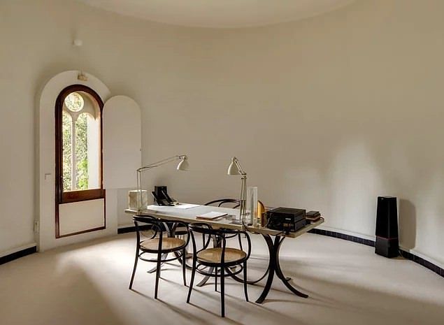 �al��ma alanlar�na da �ok �nem verilmi�. Bofill'in ekibi de evin bir b�l�m�ndeki ofiste �al��malar�n� s�rd�r�yor.     