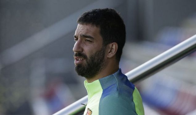 Yeni futbolcular transfer edebilmek iin nakit paraya ihtiyac olan Barcelona, Arda Turan' gndermek istiyor. Milli futbolcu iin in kulplerinden teklif bekleniyor.   