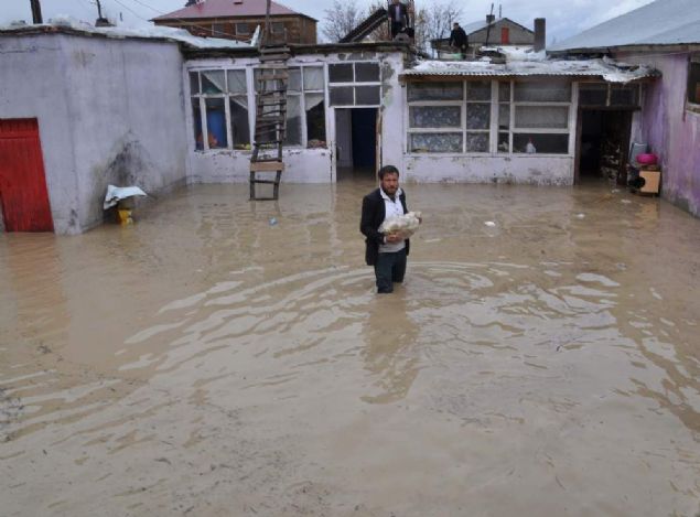'Merkeze bal Alagn kynde 15 ev, Bulank ilesinin Gzeltepe kynde 4 ev su basknndan etkilenmitir. Merkeze bal All ve nard ky arasndaki kpr yklmtr. Ayrca, Hasky'n Umurca kynde 11 ev, Kltr ve Sunay mahallelerindeki evler, merkeze bal Muratpaa mahallesinde 3 ev, Ilca kynde 5 aile su basknndan etkilenmitir.' 
