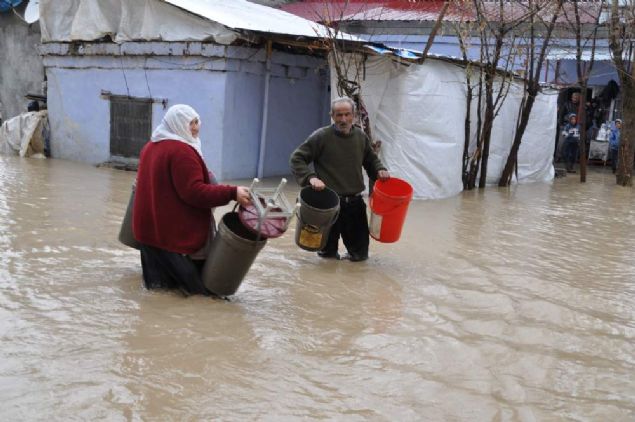   Kyde akrabalarnn yaadn ifade eden Ferman Gler isimli vatanda ise, heyelandan dolay yolun gtn ifade ederek, 'Gece bize telefon geldi. Kyde sel olduunu sylediler. Biz de buraya kadar gelebildik. Grdnz gibi, iddetli yamurun ardndan kyn her tarafn su basm ve birok evi ykm. u anda ky heyelan tehdidi altndadr. u anda ulam aa ktklerinin zerinden yaplyor' diye konutu. 