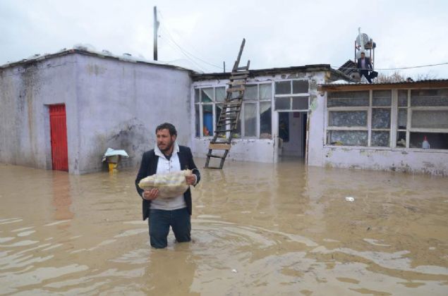 Kentte perembe gn balayan ve 2 gndr aralklarla etkili olan saanak ve karlarn erimesi nedeniyle 40'a yakn ev su altnda kalrken, baz ky yollar tahrip oldu. Yalardan en fazla etkilenen kylerden biri olan merkeze bal Ilca kynde, 3 ev yalardan dolay ykld. 