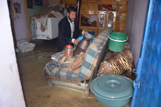 iddetli yamurdan dolay kylerinin su altnda kaldn belirten Mehmet Sait Bozkurt isimli vatanda, 'Dn akamdan beri iddetli yamurun ardndan Ilca ky komple suyun altnda kalm. Halimizi gryorsunuz, her taraf takn, her taraf heyelan. Hibir ey kalmam. Takn, baz blgelerden buraya ktk getirmi. Biz de ktkleri kpr olarak kullanp karya geiyoruz' dedi. 