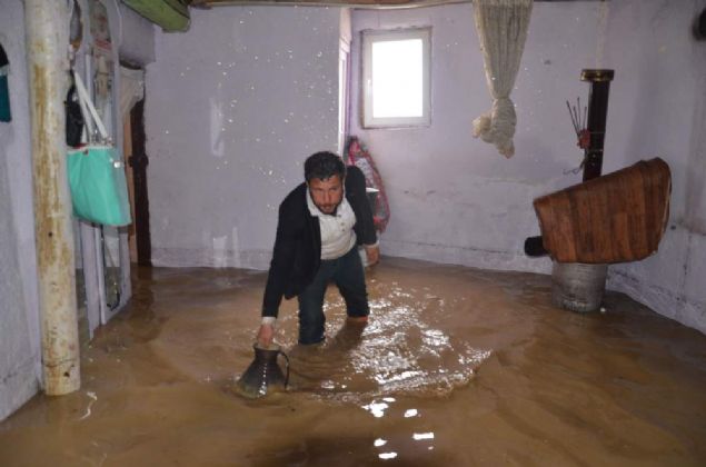 Yklan evlerde kimsenin olmamas faciay engellerken, ky ile ehrin balantsn salayan 2 farkl yol da heyelandan dolay ulama kapand. Blgeye giden l Afet ve Acil Durum (AFAD) Mdrl ekipleri, kyde hasar tespit almas balatrken, Kzlay da kyllere gda malzemesi datt. 