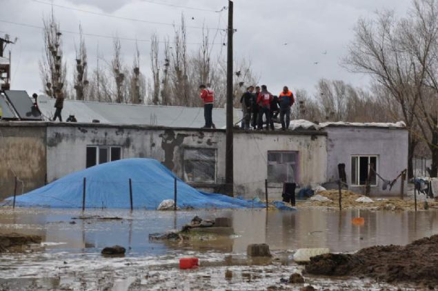 'Mu merkeze bal Ilca kynde sel olduu ihbarn aldk. hbarn ardndan blgeye geldik. Burada heyelan ve taknlardan dolay ulamda ciddi skntlar yaanyor. Kendimizle beraber getirdiimiz gda maddelerini kyllerimize teslim ettik.' 