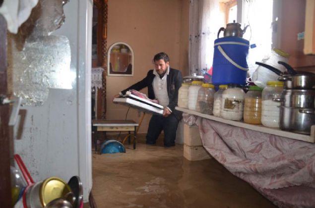 Kyn st ksmndan geen Ilca Deresinin tamas sonucu evlerinin olduu mahallede mahsur kalan kyller, dere yatana srklenen aa ktklerini kpr olarak kulland. Ktn zerinde geerek Kzlay ekiplerine ulaan baz kyller, aldkla gda malzemelerini derenin karsnda bekleyen yaknlarna att. 