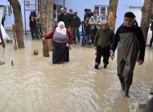 Akaarmut kynde bir evin ykld ve gk altnda kalan ocuun kurtarld bildirilen aklamada, 'Arama kurtarma ekiplerimiz olay yerlerine intikal etmi olup, meydana gelen hasarlarn tespiti iin teknik personel grevlendirilmitir' denildi. 