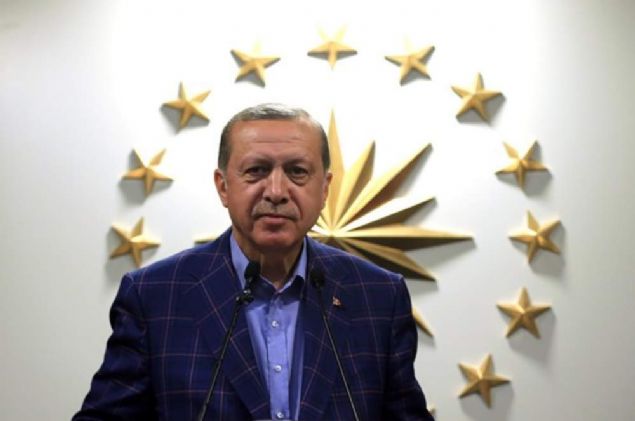  18. Madde: Cumhurba�kan� istedi�i anda partiye �ye olabilecek. Y�r�tme yetkisi, temel haklar�n durdurulmas�, ki�i h�rriyetleri, TBMM�nin g�revleri, kararname ��karma yetkisi, gensoru, soru�turma, s�k�y�netimin kald�r�lmas�, OHAL ilan�, b�t�e haz�rlanmas� gibi genel h�k�mler, birlikte yap�lacak se�imin ard�ndan uygulanacak. 