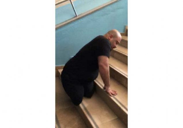 Yaşlı insanlar vardı, onlar da o merdivenleri çıkmak zorunda kaldılar. Olayı yanlış yere çektiler” dedi. Güldiken okul yönetiminden şikâyetçi olacağını sözlerine ekledi.