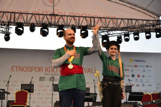 Genler kendi takmlarn kurarak futbol, basketbol turnuvas yaparak srpriz hediyeler kazanma ans bulurken dnyaca nl futbolcularla zel gsteri manda tanma frsatna da kavuacak. 