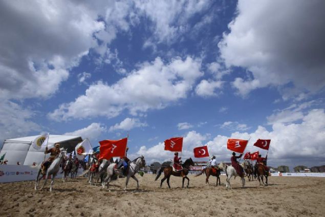 Geleneksel sporlarn yeniden hayat bulduu, toplumun eitli kesimleriyle bulutuu, Orta Asya ve Anadolunun drt bir yann enlendiren ocuk oyunlarnn nee katt Etnospor Kltr Festivali, ikinci ylnda daha kapsaml ve zengin bir ierikle meydana kyor. 