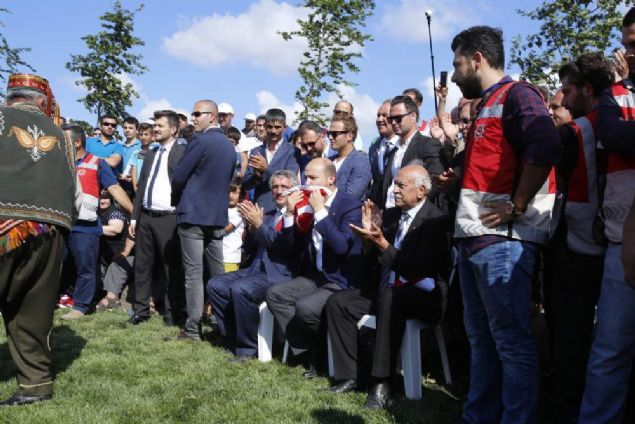 Aba greinden mangalaya, ak oyunundan kkbrye kadar eitli msabakalarn, ocuk oyunlarnn, konserlerin, sanatsal etkinliklerin ve atlye almalarnn gerekletirilecei festivalin bir srprizi de bu etkinlikte ilk defa yer alacak olan Yeryz Yemek Festivali yani YYEK. 