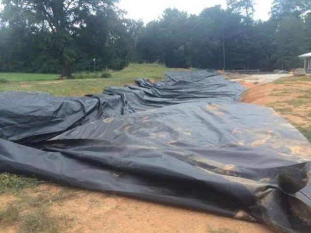 Projeye balamadan nce gl yapaca snrlar belirledi ve iki kk ocuunun yardmyla topra kazma iine balad.   