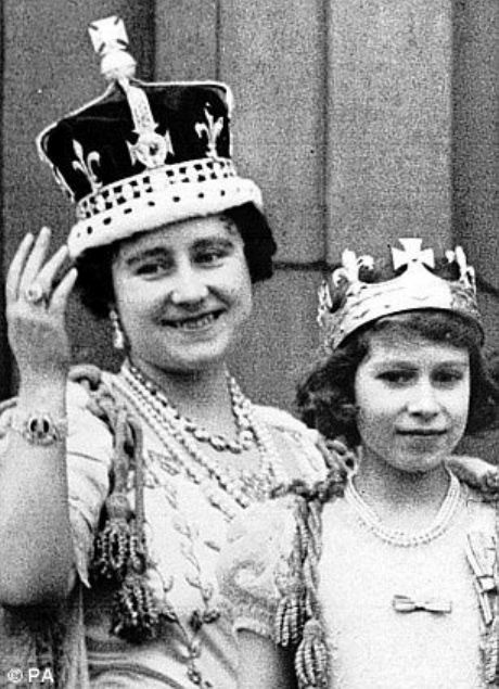 Kesim ilemi srasnda yzde 40'n kaybeden Kuh-i nur, Kralie Aleksandra'nn grkemli talarla ssl tacnda yerini ald.   