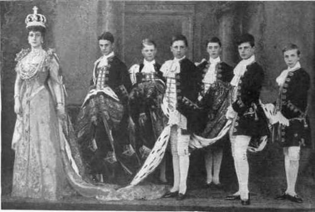 Delhi'de en az Agra'daki Taj Mahal kadar yksek bir sanat eseri olan Hmayun ah'n kabri ve trbesinde bulunan avizenin son trnanda duran Kuh-i Nur elmas, ngilizlerin tarafndan buradan alnarak lkelerine gtrld.   