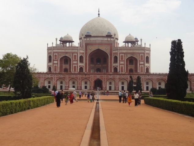 ddialara gre Kuh-i Nur, 13. Yzylda, Hindistan'n Gneydousu'ndaki Golconda madeninde bulundu.   
