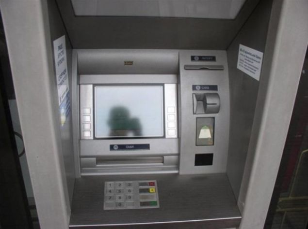 te bir  ATM dolandrcl ortaya daha.  ATM sistemine yerletirilen bir dzenekle, para ekmek isteyen kiiler byle dolandrlyor.    