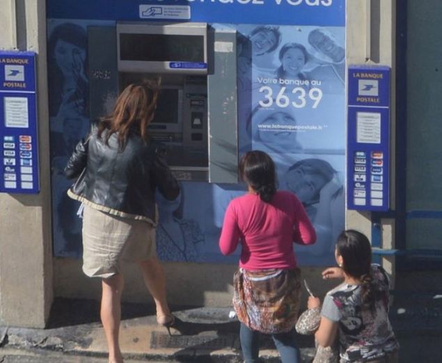 Fransa'da ATM'den para ekmek isteyen kadn bana geleceklerden habersiz czdanndan kartn kartyor ve olan oluyor...   