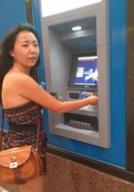   Para ekecei ATM'yi kontrol eden Tedesco, kartn yerletirildi yere yaptrlm bir baka kart giri yeri grnce, neler olduunu anlad ve hemen polise haber verdi.   