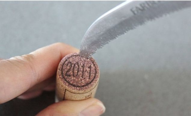 Mantar dik tutuyoruz ve tepesine dzgn bir ember iziyoruz. ou mantarda halihazrda basl bir ember olabilir zaten.      