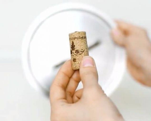 Scak bir tencerede el yakmamak iin bu ekilde mantar kulland.    