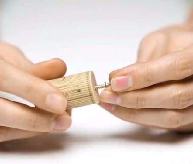 Kulaklklarn birbirine girmesini engellemek iin byle bir aparat gelitirdi.    