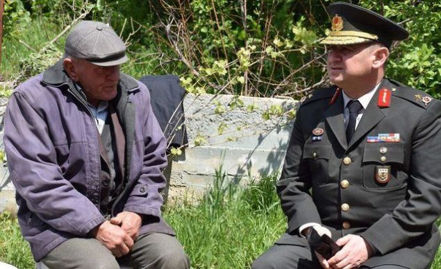 2 ocuk babas ehit Kurtu'nun ei zge Kurtu'nun, sosyal medya hesabndan 10 Nisan'da zerinde 'Asker sevmek her kadnn harc deildir. Her kadn lme nefesi kadar yakn adam sevmeye cesaret edemez' yazl uzman avu niformal bir fotoraf paylat grld. 