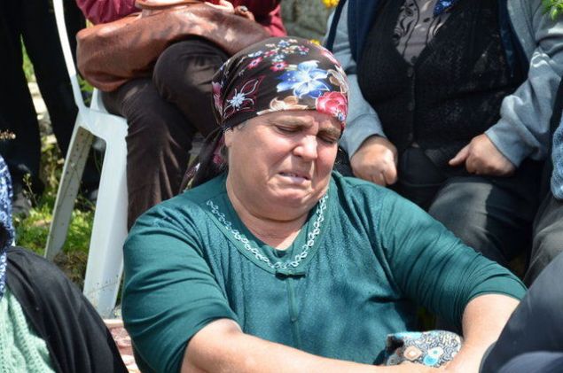 Anne Yasemin Kurtu ise 'Olum, canm yavrum, kuzum benim. Ben senin byle mi haberini alacaktm?' diye gzya dkt. Acl baba Kurtu, 'En son 1 yl nce geldiinde grmtk. Greve gittikten sonra da telefonla gryorduk. Geen hafta da annesi ile grm ve hal hatr sormu' dedi. 