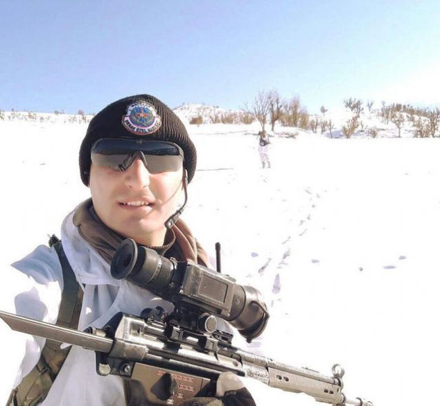 ehitlerden Jandarma Uzman avu Efe Osman Apaydn'n (26), 24 Mart'ta terristlerle kan atmada omzundan yaraland ve tedavisinin ardndan yeniden greve dnd ifade edildi. 