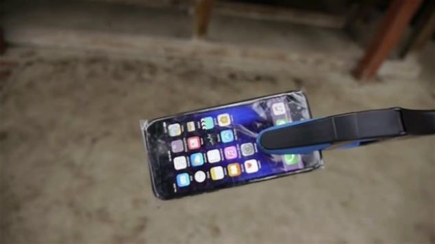 YouTube'da mobil cihazlara ve aksesuarlar�na enteresan testler yapmas� ile bilinen kanallardan olan TechRax, iPhone 7'ye 'timsah dayan�kl�l�k testi' yapt�. Bir timsah iPhone 7'yi �s�r�rsa ne olur? ��te cevab�...      