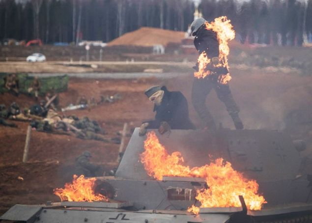 Film sahnelerini aratmayan gereinden ayrmann bile zor olduu o anlarda kinci Dnya Sava yllar yeniden canlandrld.     