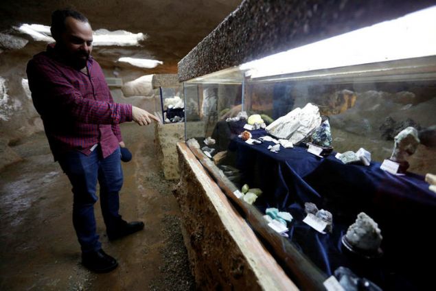 M�zede sergilenen bal�klar�n �o�unun L�bnan deniz sahas�nda yakalanan bal�klar oldu�unu ifade eden Yunus, s�zlerini ��yle tamamlad�:    'L�bnanl� bal�k��lar taraf�ndan yakalanan okyanus bal�klar�, S�vey� Kanal�'ndan ge�erek L�bnan sahillerine geliyor. Balon bal��� ve kedi bal��� gibi S�vey� Kanal�'ndan gelen bal�klar�n �o�u L�bnan sahilindeki bal�klar i�in �ok tehlikeli. Bu bal�klar, genellikle M�s�r ile L�bnan'�n aras�ndaki b�lgede ya��yorlar. M�zeye gelen ziyaret�iler, karides ve �stakoz gibi kabuklu hayvanlar�, yakla��k 40 farkl� t�rde k�pek bal���n� ve Akdeniz'e �zg� 400 civar�nda deniz kabu�unu g�rebilirler. Ayr�ca 250 �e�it de�erli ta� ve e�imin d�nyan�n farkl� yerlerinden toplam�� oldu�u deniz y�ld�zlar�, mercanlar ve s�ngerler de m�zemizde bulunuyor.' 