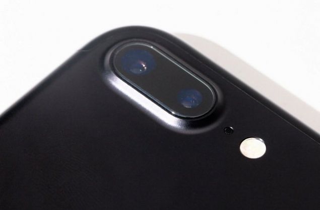 ��FT KAMERA  Galaxy S8'de �ift kamera bulunacak fakat �zellikleri konusunda farkl� tahminler var. �in merkezli Weibo kameralar�n 13 ve 12 megapiksel olaca��n� belirtirken ET News'in tahmini 16 ve 8 megapiksel. Her ne olursa olsun kameralar�n optik zum yapaca�� ve iPhone 7 Plus'ta bulunan blur efektine sahip olaca��na garanti g�z�yle bak�l�yor 