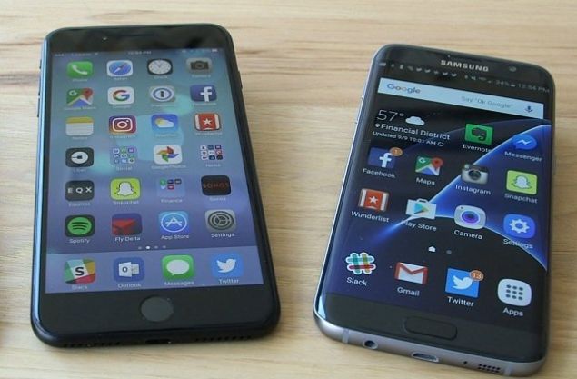 KULAKLIK G�R��� BEL�RS�ZL���  Galaxy S8'in en b�y�k muammas� kulakl�k giri�iyle ilgili. S�zan tasar�mlarda telefonun kablosuz kullanmayaca��n�, jack giri�inin oldu�u belli oluyor ancak SamMobile 3.5mm kulakl�k giri�inin olmayaca��ndan emin. Kablosuz teknolojiye �u an sadece iPhone 7 ve Motorola Moto Z sahip. 